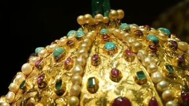 真正古老的古董皇家<strong>皇冠</strong>，用于官方加冕，装饰着黄金，<strong>钻石</strong>，红宝石，蓝宝石和
